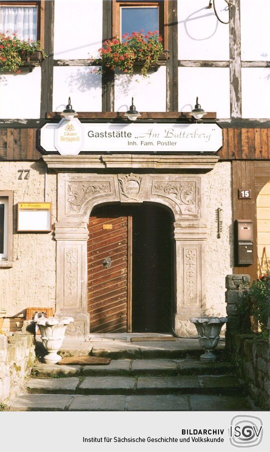 Eingangsportal einer Gaststätte in Waltersdorf