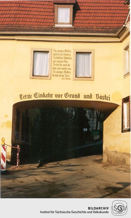 Straßendurchfahrt mit Wandspruch in Stadt Wehlen