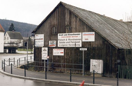 Reklametafeln an einer Scheunenwand in Wilthen