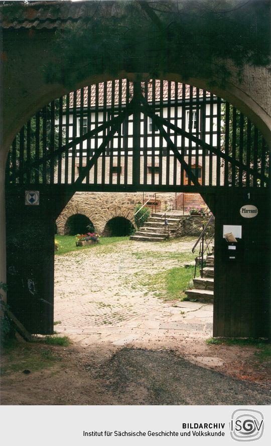 Eingang zum Pfarrhof in Niederstriegis