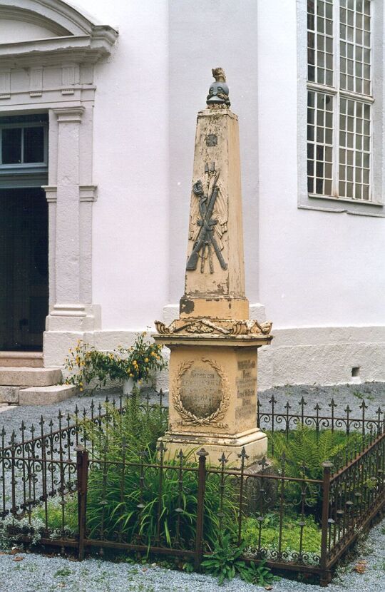 Kriegerdenkmal vor der Carlsfelder Kirche