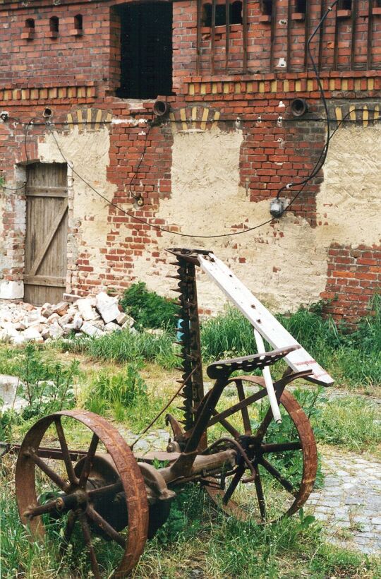 Alte Mähmaschine auf einem Mörtitzer Bauernhof