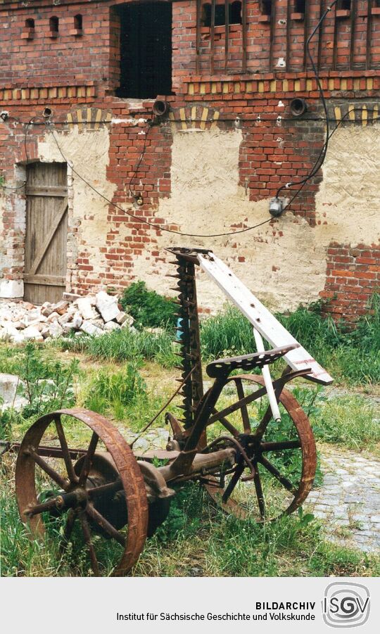 Alte Mähmaschine auf einem Mörtitzer Bauernhof