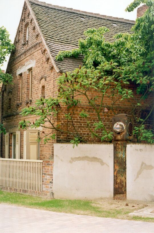 Benzinzapfsäule in der Mauer eines Sausedlitzer Wohnhauses