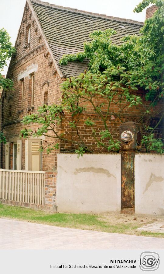 Benzinzapfsäule in der Mauer eines Sausedlitzer Wohnhauses