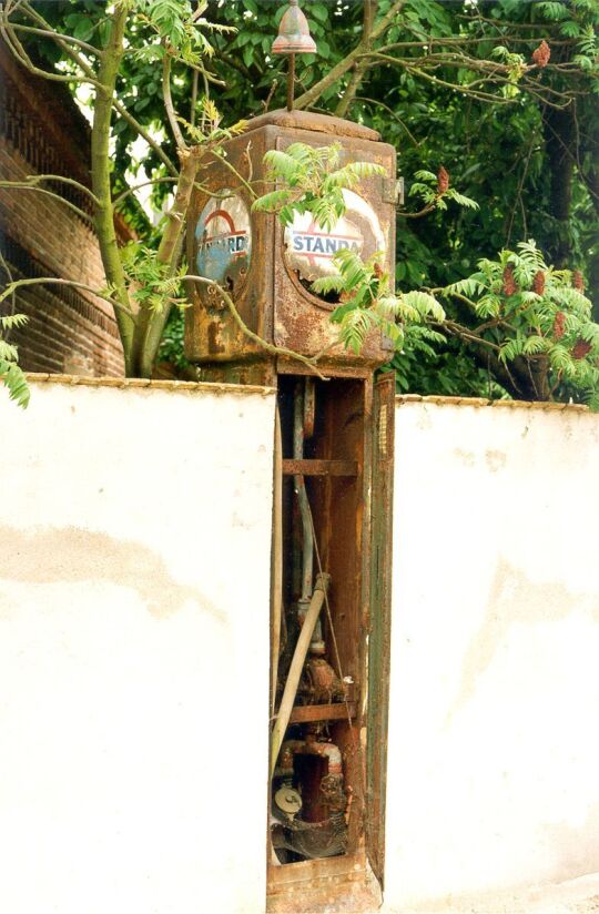 Benzinzapfsäule in der Mauer eines Sausedlitzer Wohnhauses