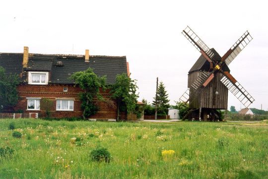 Windmühle neben einem Lindenhayner Bauernhof