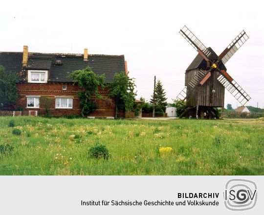 Windmühle neben einem Lindenhayner Bauernhof