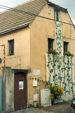 Bild: Für das Friedensfest geschmücktes Wohnhaus in Kötzschenbroda