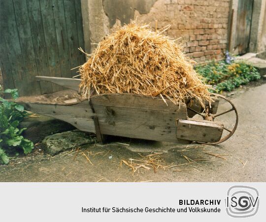 Schubkarren auf dem Hof der alten Schmiede in Kötzschenbroda