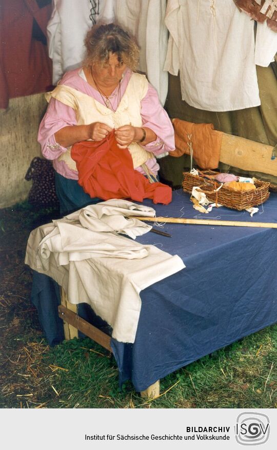 Schneiderin auf dem Friedensfest in Kötzschenbroda