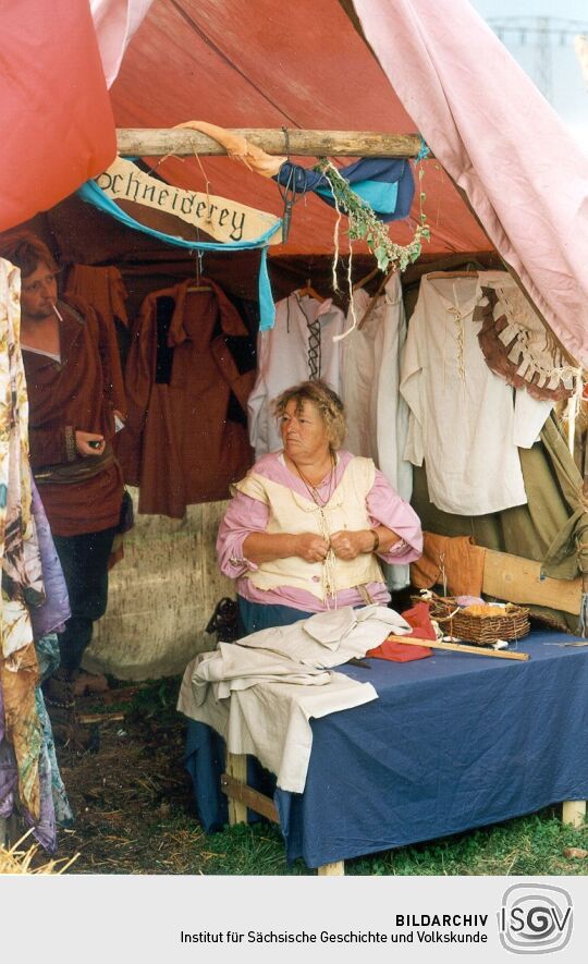 Schneiderin auf dem Friedensfest in Kötzschenbroda