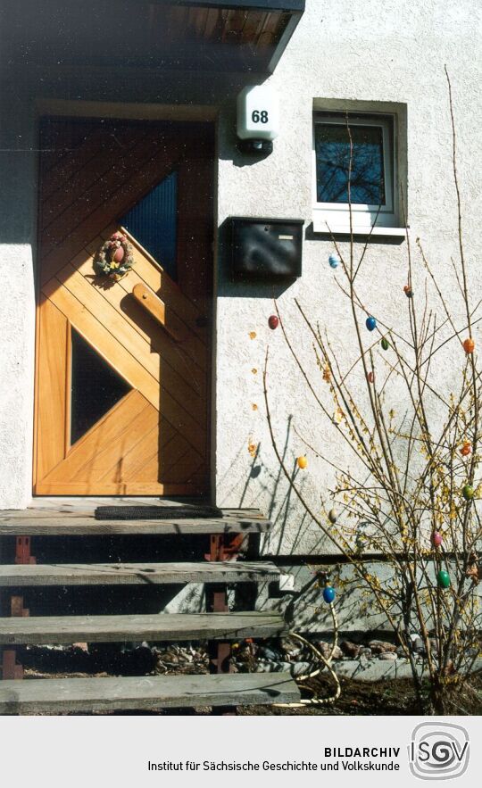 Osterschmuck an einem Wohnhaus in Leubnitz-Neuostra