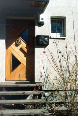 Bild: Osterschmuck an einem Wohnhaus in Leubnitz-Neuostra