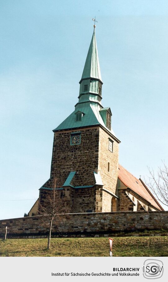 Westseite der Kirche in Leubnitz-Neuostra