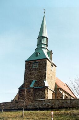 Bild: Westseite der Kirche in Leubnitz-Neuostra