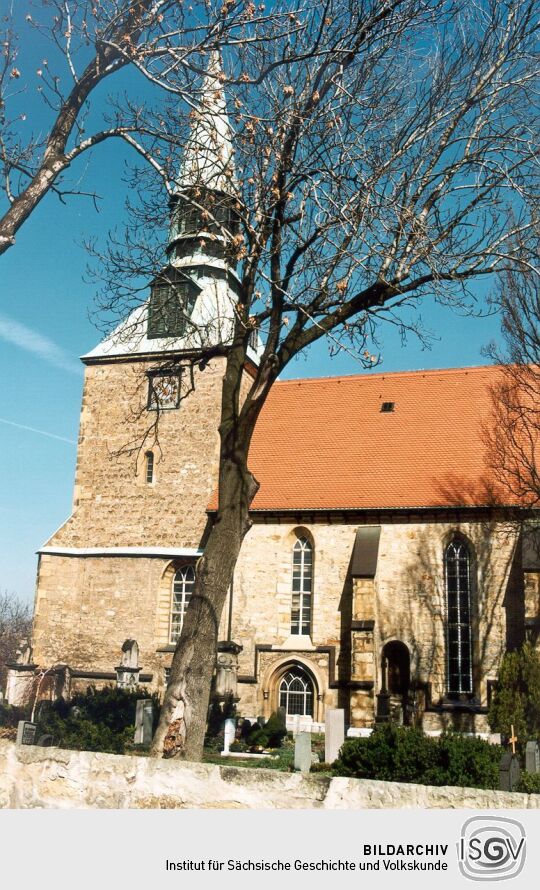 Südseite der Kirche in Leubnitz-Neuostra