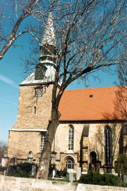 Bild: Südseite der Kirche in Leubnitz-Neuostra