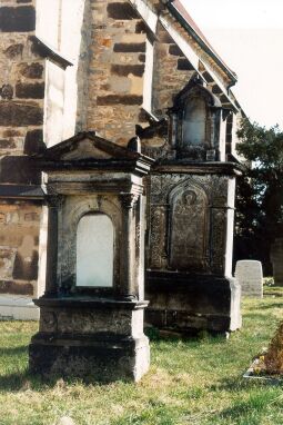 Bild: Alte Grabsteine in Leubnitz-Neuostra