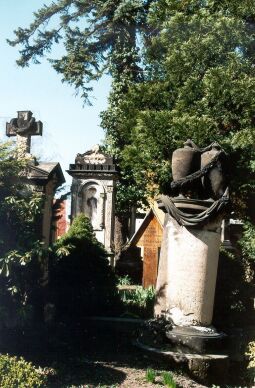 Bild: Alte Grabsteine in Leubnitz-Neuostra