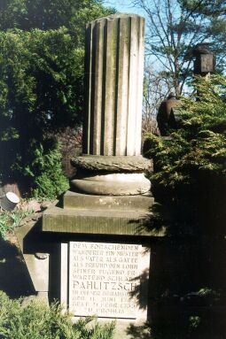 Bild: Grabstein auf dem Friedhof von Leubnitz-Neuostra