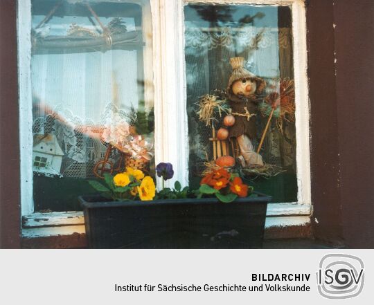 Fensterschmuck in einem Wohnhaus in Leubnitz-Neuostra