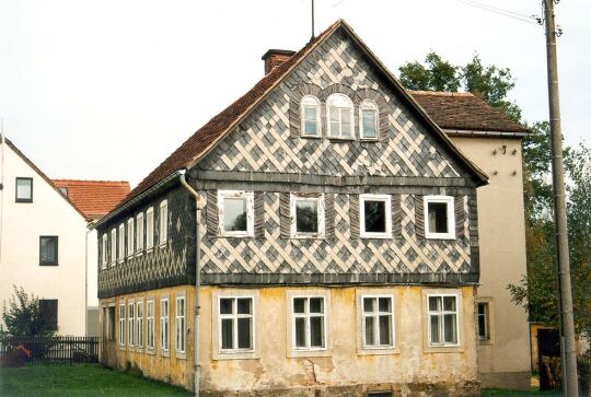 Wohnhaus mit Schieferverkleidung in Langburkersdorf