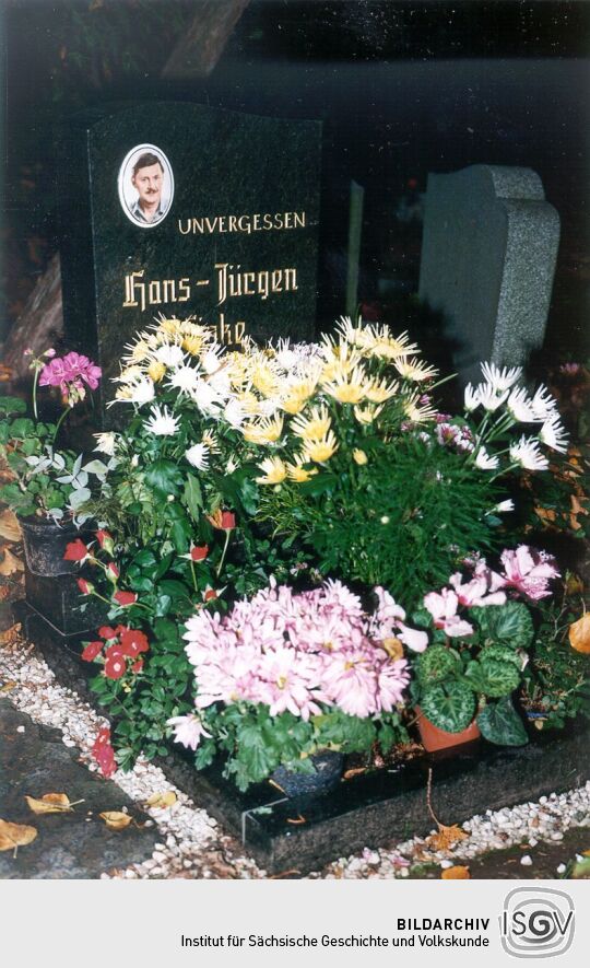 Grabstein mit Bild des  Verstorbenen auf dem Friedhof in Crimmitschau