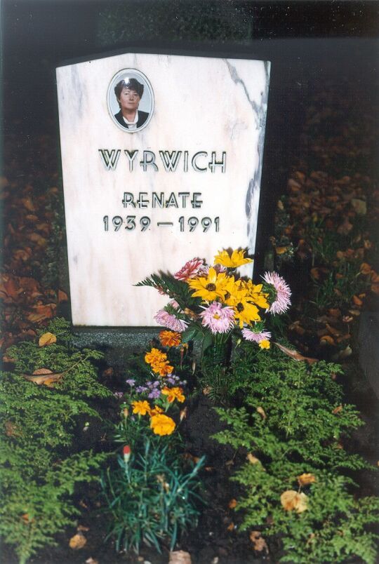 Grabstein mit Bild der Verstorbenen auf dem Friedhof in Crimmitschau