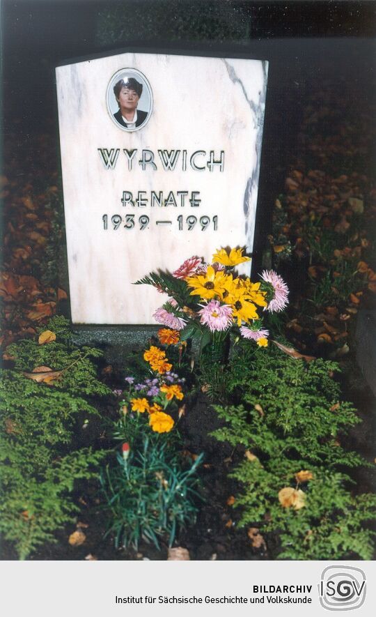 Grabstein mit Bild der Verstorbenen auf dem Friedhof in Crimmitschau