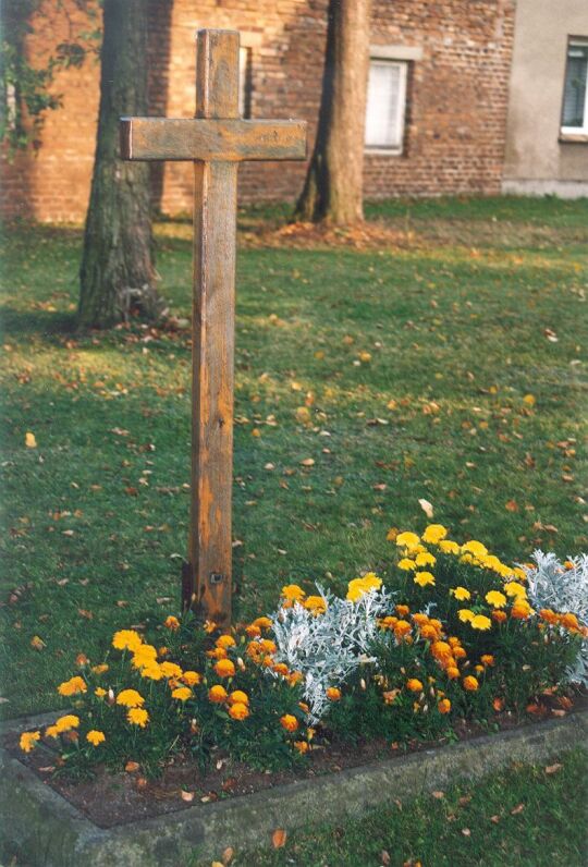 Holzkreuz zu Gedenken an gefallene deutsche Soldaten auf dem Kirchhof