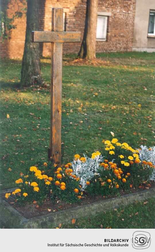 Holzkreuz zu Gedenken an gefallene deutsche Soldaten auf dem Kirchhof