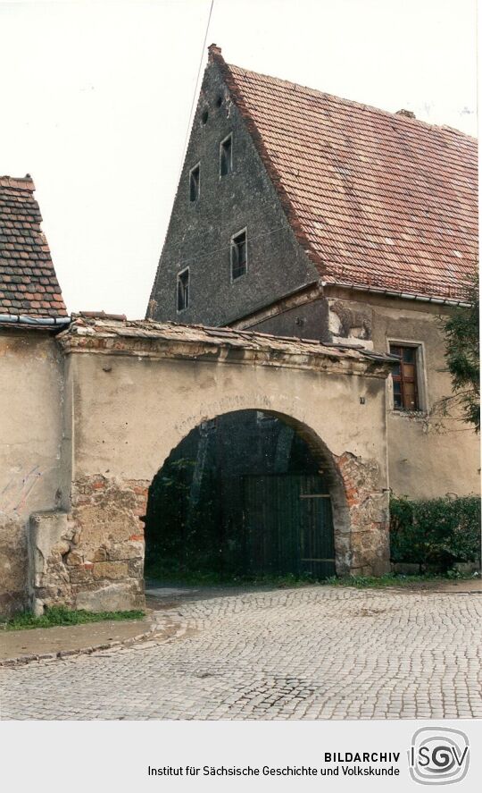 Hofeinfahrt eines Bauernhofes in Cossebaude