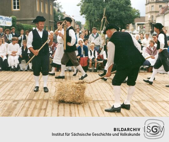 Bauerntanz auf einer historischen Schau in Kötzschenbroda