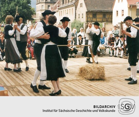 Bauerntanz bei einer historischen Schau in Kötzschenbroda