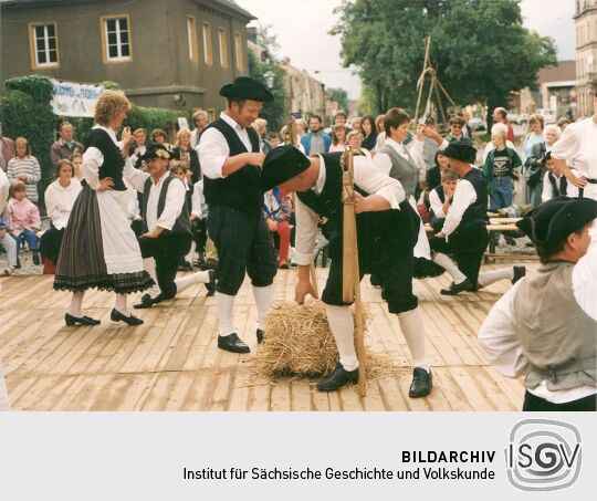 Bauerntanz auf einer historischen Schau vor der Kirche von Kötzschenbroda