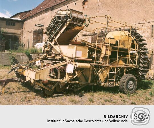 Erntemaschine auf Gut Gamig in Röhrsdorf