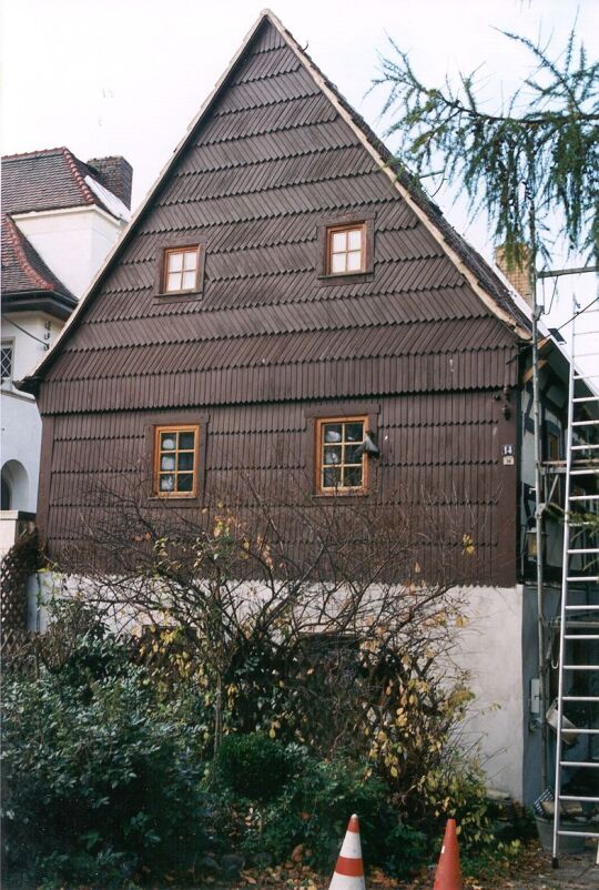 Mit Holzschindeln verkleidete Giebelseite eines Wohnhauses in Cossebaude