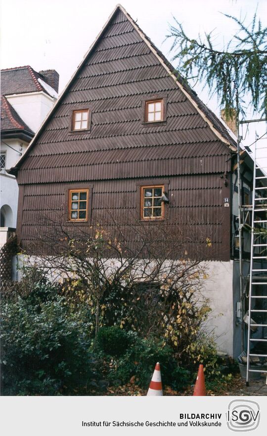 Mit Holzschindeln verkleidete Giebelseite eines Wohnhauses in Cossebaude