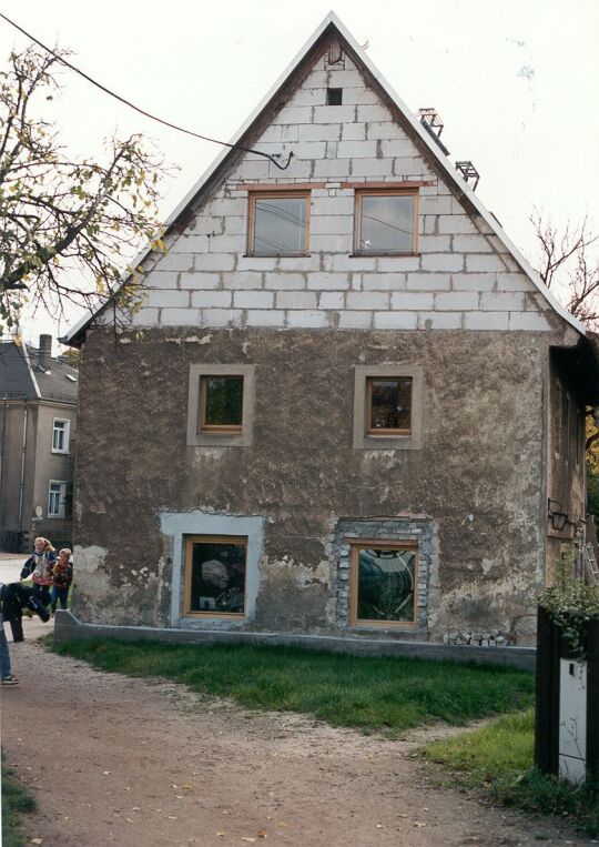 Durch Stein ersetzter Fachwerkgiebel eines Wohnhauses in Cossebaude