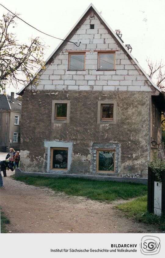 Durch Stein ersetzter Fachwerkgiebel eines Wohnhauses in Cossebaude