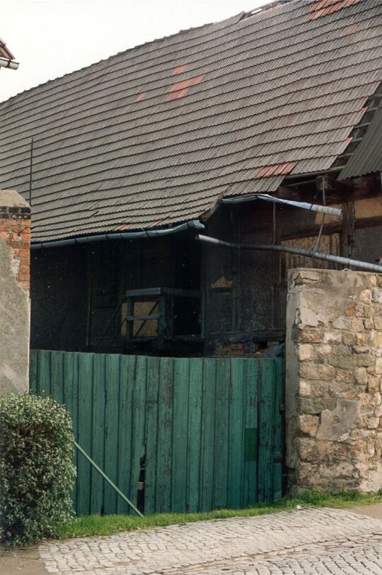 Einfahrt zum Hof und Stallscheune in Cossebaude