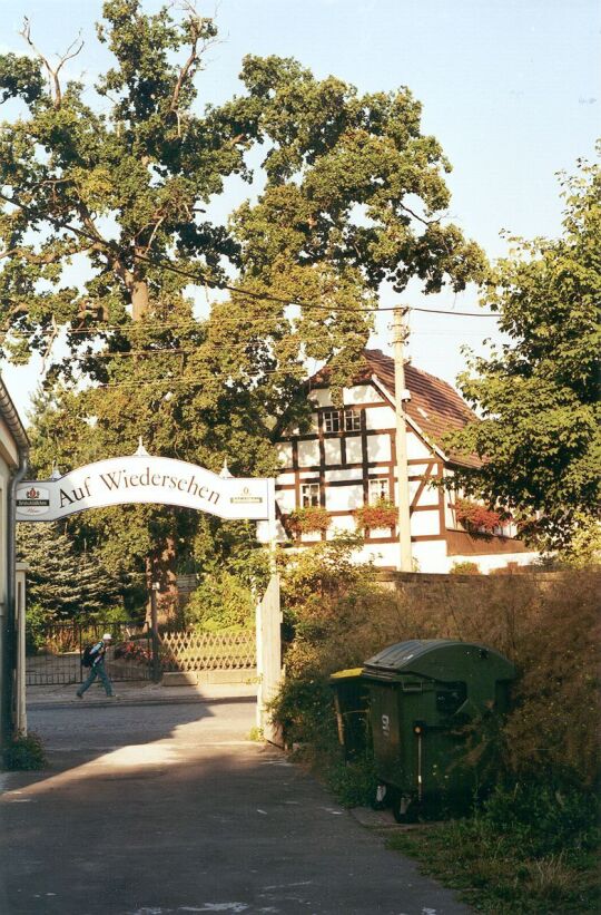 Blick von der Gaststätte "Zur Gewürzmühle" auf ein Fachwerkhaus in Lockw