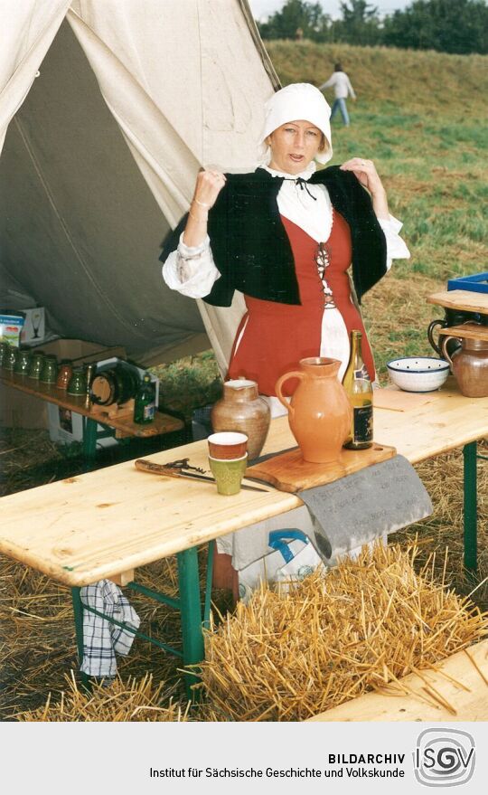 Marketenderin auf einer historischen Schau in Kötzschenbroda