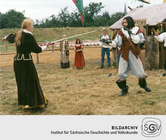Fechtkampf auf einer historischen Schau in Kötzschenbroda