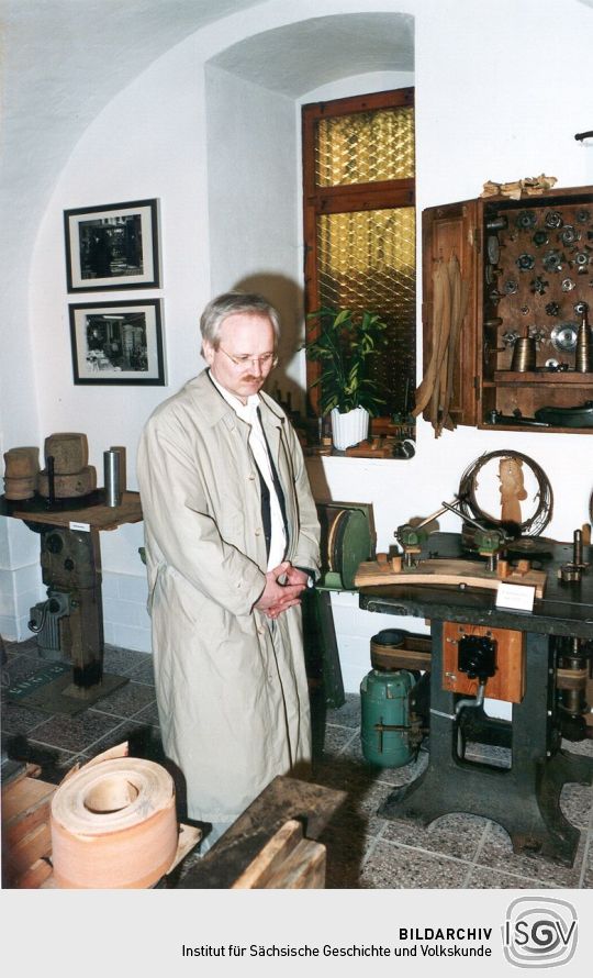 Besucher im alten Maschinenpark im Heimatmuseum in Rabenau