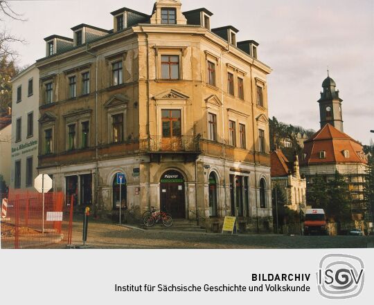 Wohn- und Geschäftsgebäude und Kirche in Dresden-Loschwitz