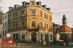 Bild: Wohn- und Geschäftsgebäude und Kirche in Dresden-Loschwitz