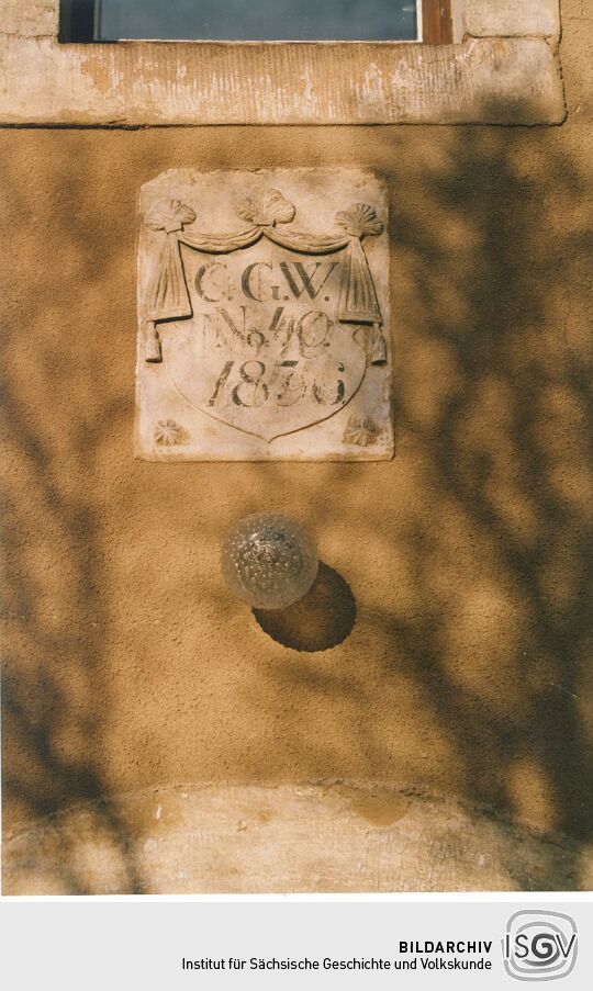 Gedenktafel an einer Wohnhauswand in Pillnitz