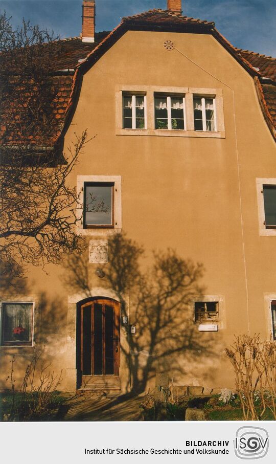 Wohnhaus mit einer Gedenktafel über der Eingangstür in Pillnitz
